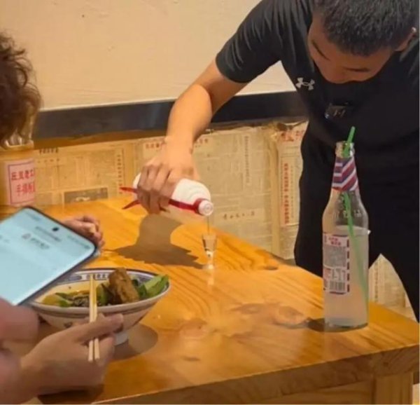 股票配资排排 8元板面加38元喝一杯飞天茅台！河北一面馆推出“茅台配板面”套餐，律师：暗藏诸多法律风险